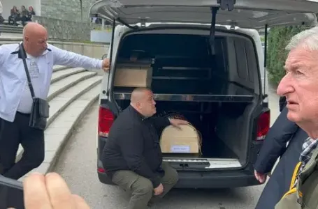 Tužni prizori: Dino Bešlić nijemo grli tabut svoje majke Sejde (VIDEO)