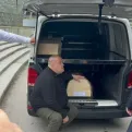 Tužni prizori: Dino Bešlić nijemo grli tabut svoje majke Sejde (VIDEO)