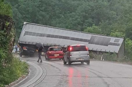 Teška nezgoda kod Rogatice, prevrnula se kamionska prikolica