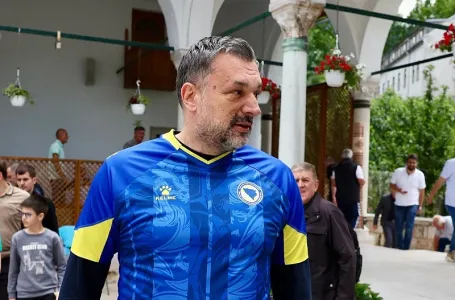 Nezapamćena euforija u BiH, Konaković prisustvovao džuma-namazu u Sarajevu u dresu Zmajeva