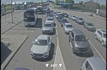 Gužva na graničnim prijelazima: Kolone vozila prema Hrvatskoj i Crnoj Gori