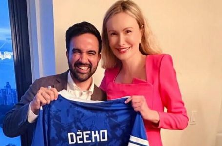 Gradonačelnik New Yorka Zohran Mamdani je pozirao s Džekinim dresom (FOTO)