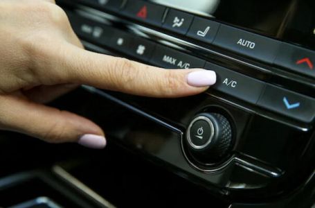 Većina vozača radi ovu grešku svaki put kad ugasi auto: Zbog nje klima počne smrdjeti