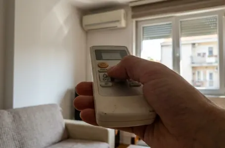 Ovo dugme na klimi mnogi ignorišu: Računi za struju mogu biti manji, a dom hladniji