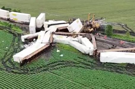 Voz iskočio iz šina nakon snažnog nevremena u Illinoisu