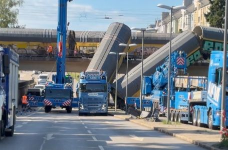 Sudar teretnih vozova u Münchenu, srušili se na cestu. Jedna osoba poginula