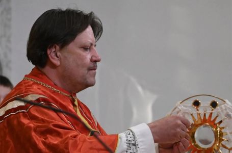 Sveštenika ubola osa tokom mise: Preminuo je