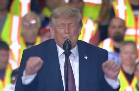 Trump za mikrofonom stenjao i dahtao, mnogi se zapitali je li pri zdravoj pameti