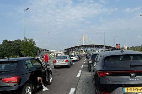 Duga kolona vozila na izlazu iz BiH na graničnom prelazu Izačić