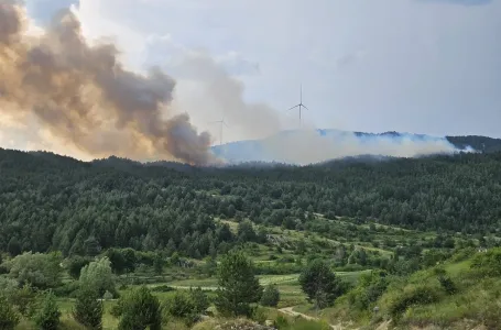 Veliki požar kod Posušja i dalje aktivan, čeka se helikopter