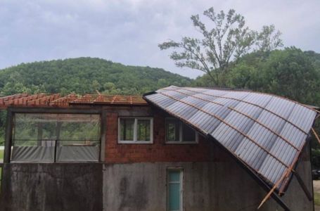 Bez struje oko 6.000 potrošača na području Zvornika: Vjetar nosio krovove