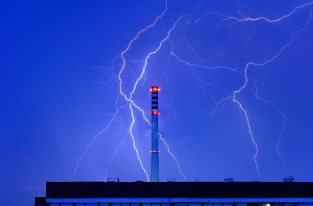 Zašto je tuširanje tokom grmljavine opasno po život? Pravilo 30-30 može vas spasiti!