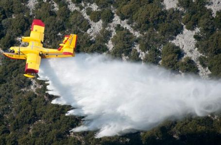 Drama na Hvaru: Buknuo požar, vatrogascima u borbi s vatrom pomažu i avioni