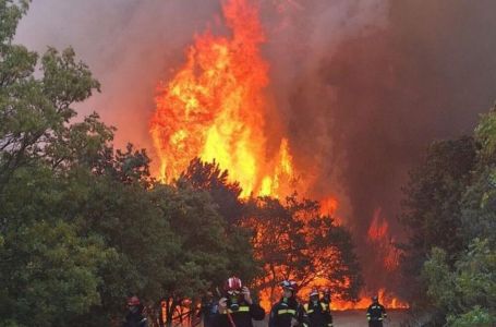Bukti požar u omiljenom ljetovalištu u Grčkoj: Vatrena stihija guta sve pred sobom, turistima...