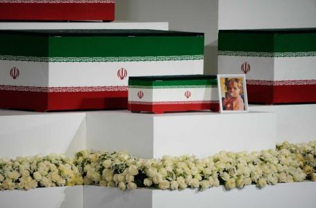 Slika koja je potresla svjetsku javnost: Mali kovčeg pored Khameneijevog