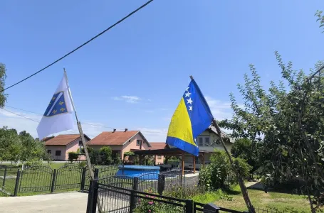 Strgnute zastave BiH s kapije kuće kod Sanskog Mosta, oglasio se imam: Samo vi saburajte...