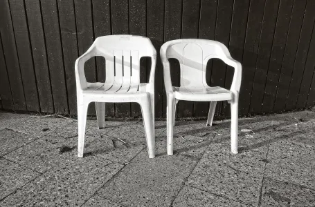 Plastične stolice će blistati kao nove: Potrebna su vam samo 2 sastojka koja već imate u kuhinji