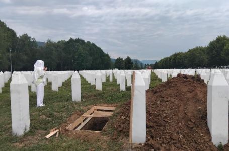 U Potočarima počelo kopanje mezara za deset identifikovanih žrtava genocida