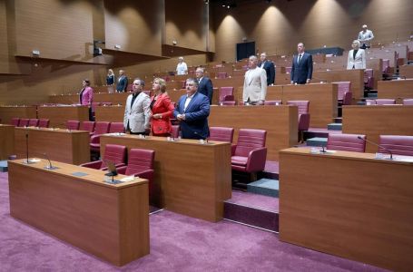 Minutom šutnje Hrvatski sabor odao počast žrtvama genocida u Srebrenici