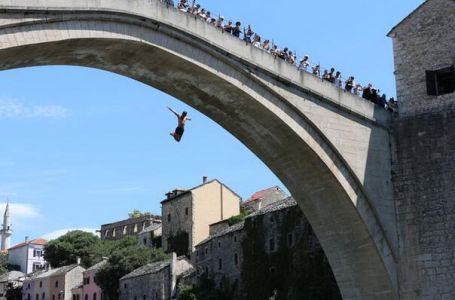 Skokom bez aplauza sa Starog mosta Mostar odao počast žrtvama genocida u Srebrenici