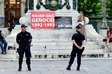 Na Trgu Republike u Beogradu obilježena godišnjica genocida u Srebrenici, skup ometao Simo Spasić
