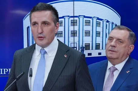 Elek smijenjen sa svih funkcija i protjeran iz SNSD-a