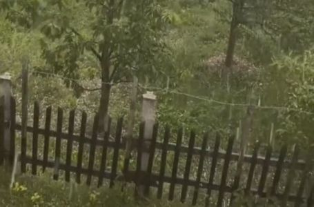 Nebo se otvorilo iznenada: Led prekrio dijelove bh. grada nakon snažnog nevremena koje ide ka...