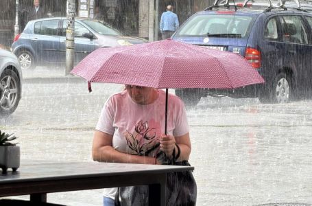 Jak pljusak potopio ovo mjesto u Srbiji, grad udarao na sve strane: Snimci strašnog nevremena...