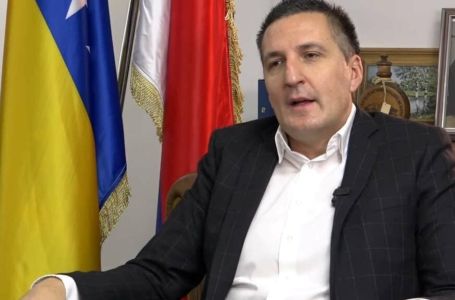 Koga Elek držiu šaci: Odbija da odstupi s funkcije direktora