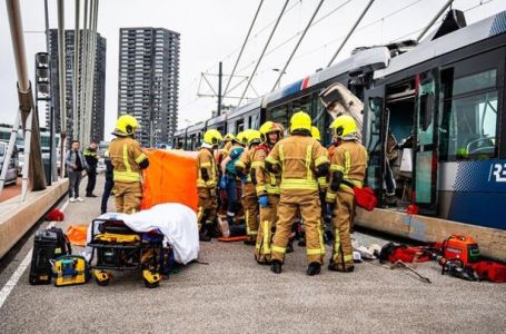 Sr: Sudar tramvaja, putnici evakuisani na nosilima (FOTO/VIDEO)