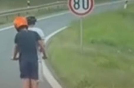 Snimak šokirao region: Dvojica dječaka trotinetom vozili auto-putem