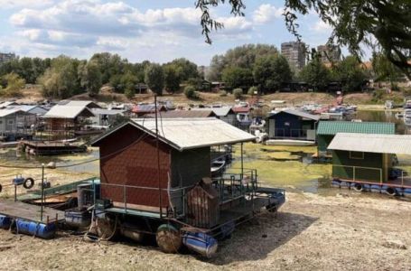 Dunav kod Novog Sada presušuje: Čamci ostali zarobljeni u blatu