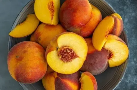 Jedete li breskve s korom? Evo ko bi ih uvijek trebao guliti, čak i domaće