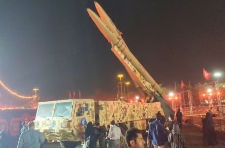 Demonstracija vojne moći: Iran prikazao raketu Zulfikar na javnom trgu