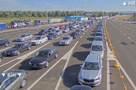 Ogromna kolona vozila na hrvatskoj strani na ulazu u BiH
