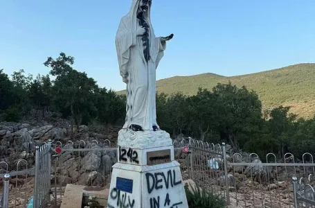 Kip Gospe u Međugorju premazan crnom bojom, ostavljena jeziva poruka