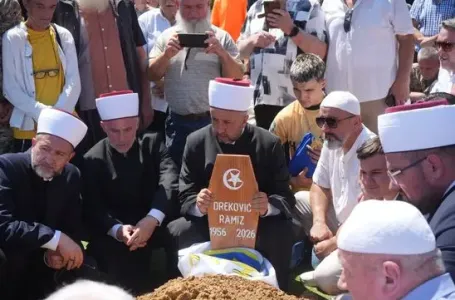 Veliki broj ljudi na Vlakovu: Klanjana dženaza generalu Ramizu Drekoviću