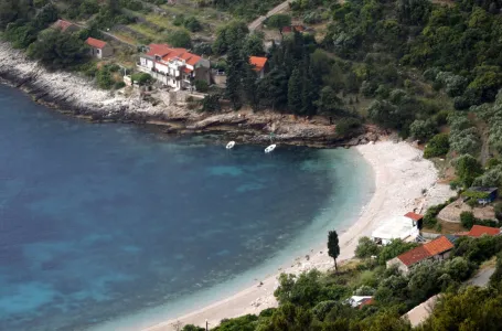 Alarm na Jadranu: Na popularnoj plaži otkrivena opasna bakterija, izdato hitno upozorenje kupačima