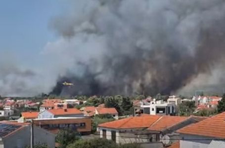 Haotične scene u Hrvatskoj: Četiri kanadera uključena u gašenje, gust dim prekrio grad