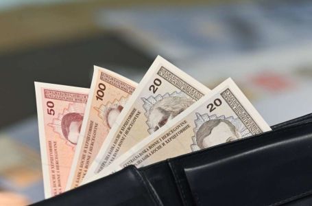 Penzioneri časte poštare: Počela isplata uvećanih julskih mirovina, najniža iznosi...