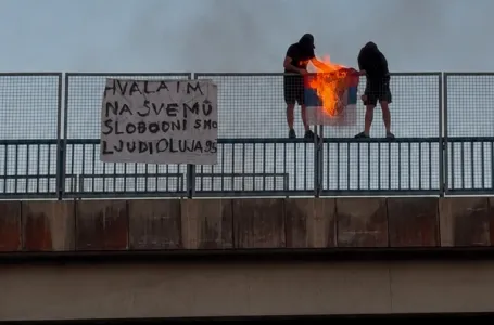Dvije osobe zapalile zastavu Srbije u Hrvatskoj