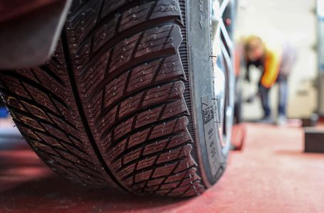 Primijetili ste plastičnu bocu uz točak automobila? Ne izlazite iz vozila bez ključa