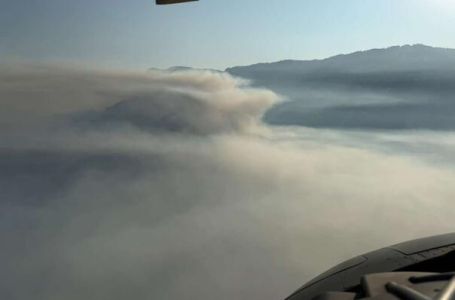 Helikopter OSBiH gasi požar na području Konjica, gusti dim otežava