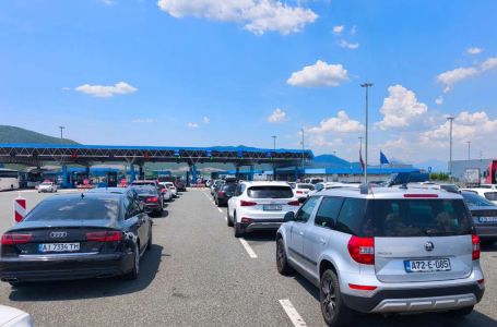 Duge kolone vozila na izlazu iz BiH na graničnim prelazima Velika Kladuša, Izačić, Deleuša i Zupci