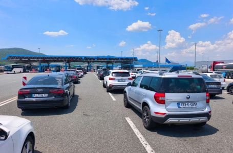 Duge kolone vozila jutros na graničnim prelazima Velika Kladuša, Izačić i Zupci na izlazu iz BiH