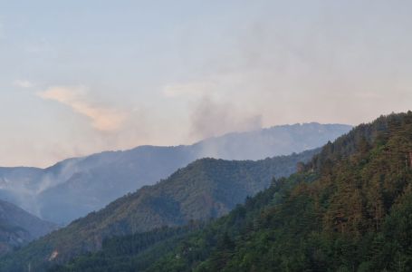 Helikopter OS BiH od ranih jutarnjih sati gasi požar na području Konjica