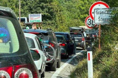 Kilometarska kolona na Šćepan Polju: Na ulaz u BiH se čeka po sat i po