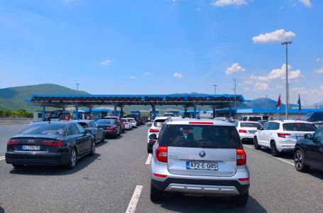 Na graničnim prelazima Izačić, Velika Kladuša, Gradina, Ivanica i Zupci duge kolone na izlazu iz BiH