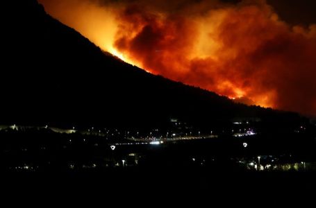 Omiš osvanuo u pepelu: Izgorjeli objekti i vozila, ljudi s koferima bježe iz svojih domova