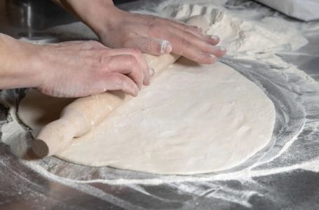 Pekari uvijek rade ovo prije razvlačenja tijesta: Zato kore budu tanke, elastične i ne pucaju